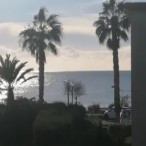 https://magnifique-duplex-face-la-mer.fr-provencehotel.com